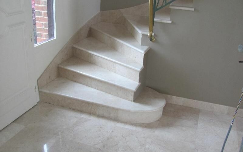 Revêtement d’escalier en marbre : ce qu’il faut savoir avant de se lancer