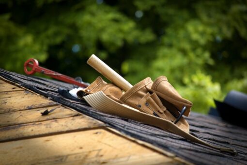 Rénover une toiture : pourquoi se fier à une entreprise en travaux de zinguerie ?