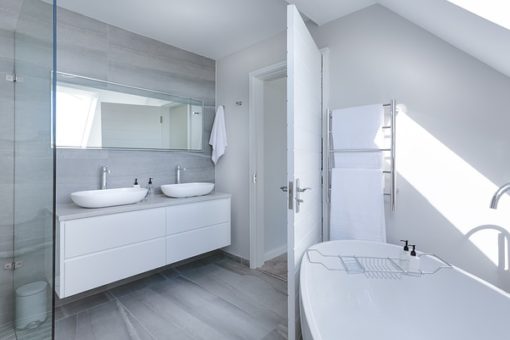 Comment aménager une salle de bains sous les combles dans les règles ?