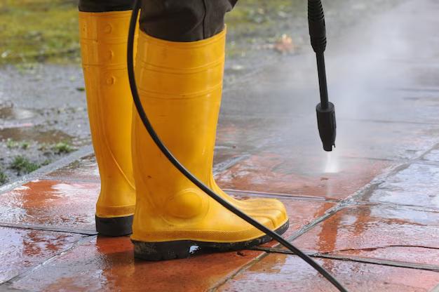 7 outils incontournables pour un nettoyage facile de votre espace extérieur