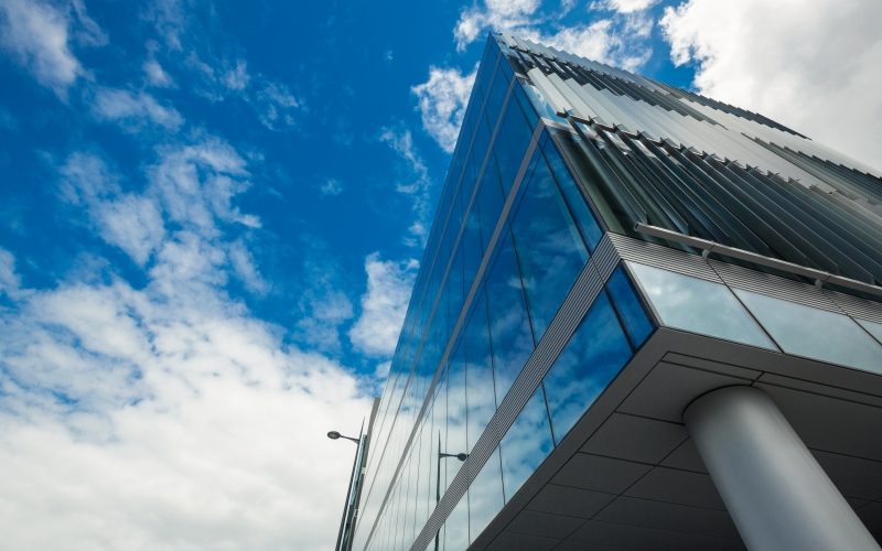 Revêtement de façade en verre : transparence et élégance pour une architecture contemporaine