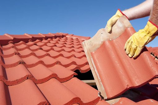Combien coûte le remplacement des tuiles de toit ? Budget et prévisions