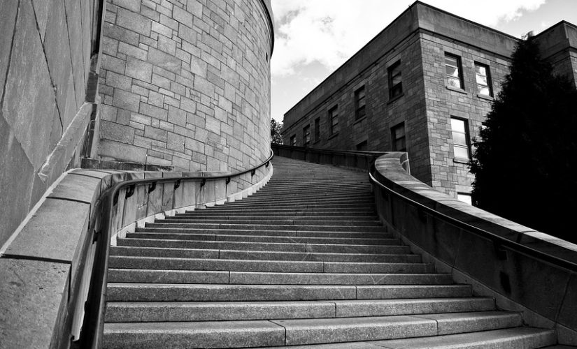 Escalier droit extérieur : quel matériau résiste le mieux ?