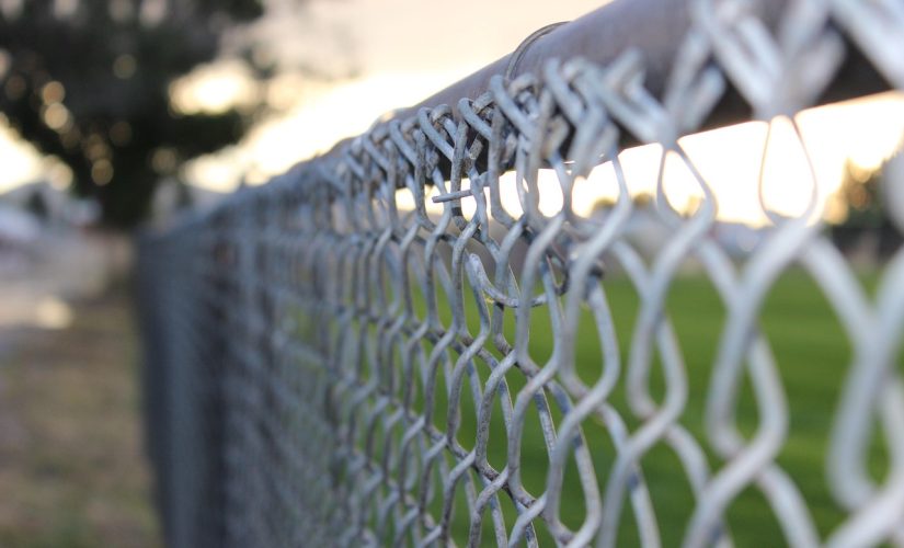 Délimitation de terrain par clôture : attention à ne pas empiéter