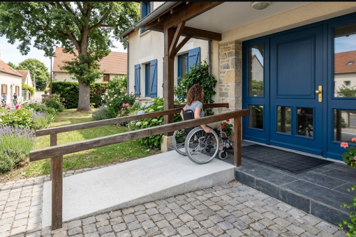 Élargir une porte existante pour faciliter le passage d’un fauteuil roulant