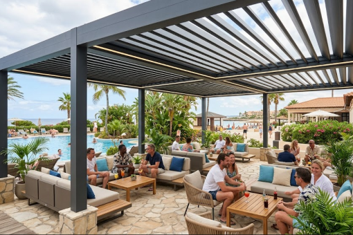 Pergola bioclimatique ou parasol : le comparatif pour votre établissement de loisirs