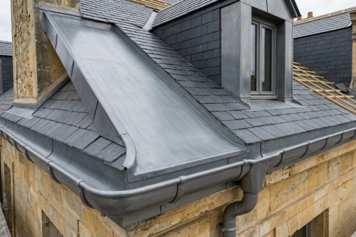 Largeur de couloir de noue selon le débit d&rsquo;eau