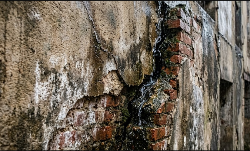 Pourquoi le crépi de votre façade se décolle et comment y remédier ?