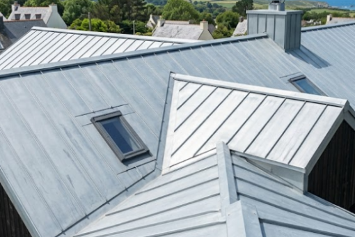 Rénovation de toiture en zinc : avantages et inconvénients
