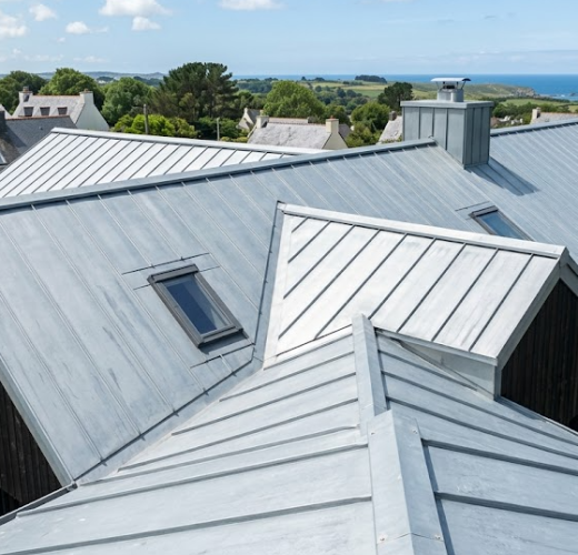 Rénovation de toiture en zinc : avantages et inconvénients