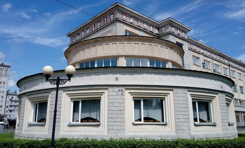 Pourquoi la baie vitrée est l&rsquo;élément central de votre façade ?