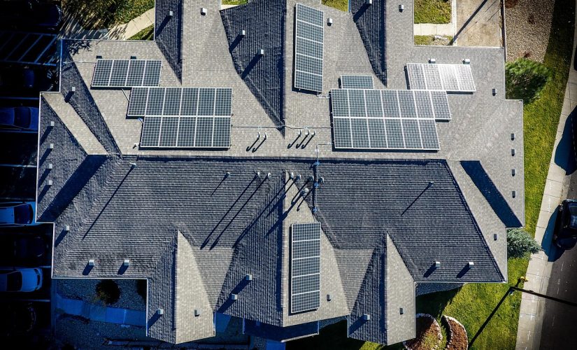 Démoussage de toiture : les méthodes douces pour préserver vos matériaux