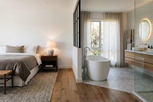 Comment délimiter les espaces dans une salle de bain ouverte sur la chambre ?