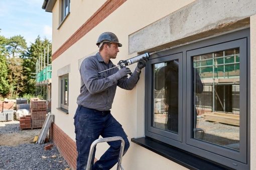 Étanchéité silicone pour une pose sous linteau parfaite