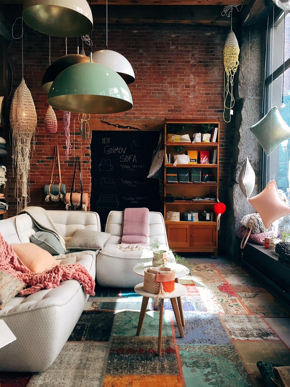 découvrez un salon scandinave chaleureux et épuré, mêlant matières naturelles, couleurs douces et touches cosy pour un intérieur apaisant.