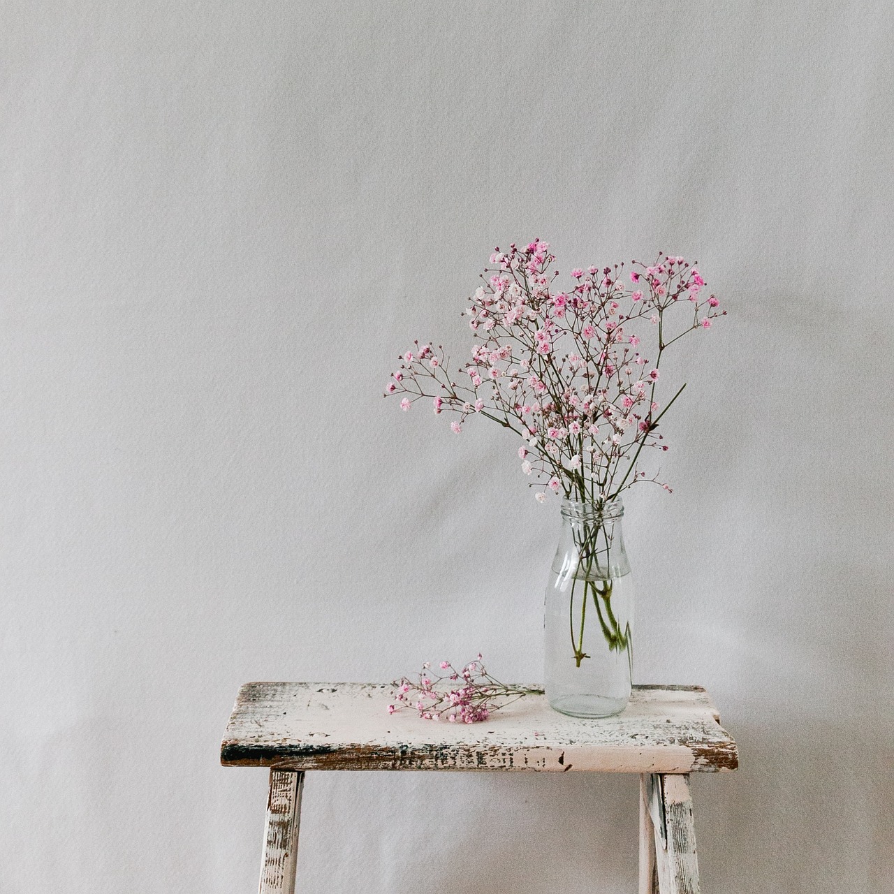 découvrez comment personnaliser une décoration minimaliste avec des touches uniques, des matières naturelles et des couleurs qui reflètent votre style.