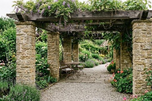 Le charme intemporel d&rsquo;une pergola en castine ou piliers maçonnés